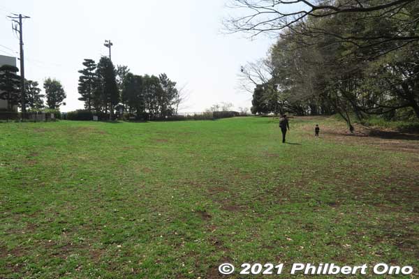 Horinouchi Kaizuka Park is a flat hill where shells, animal bones, and other food waste were discarded by Jomon people 4,000 years ago. "Kaizuka" means "shell mound." 堀之内貝塚公園
This hill was also the site of a Jomon Period human settlement 2,500 to 4,000 years ago. A number of excavations were made since 1904 and ancient human remains, pottery, etc., have been found. National Historic Site.
Keywords: chiba ichikawa park hiking trail mizu midori kairo