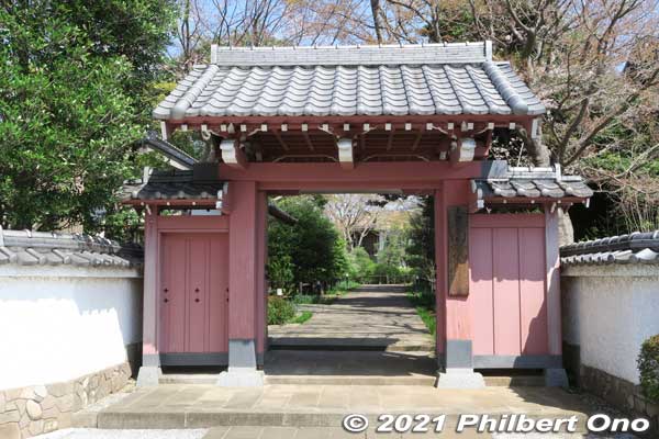 The trail passes by a few temples like Ekoin Betsuin Temple. This is the temple gate. 回向別院
Keywords: chiba ichikawa park hiking trail mizu midori kairo