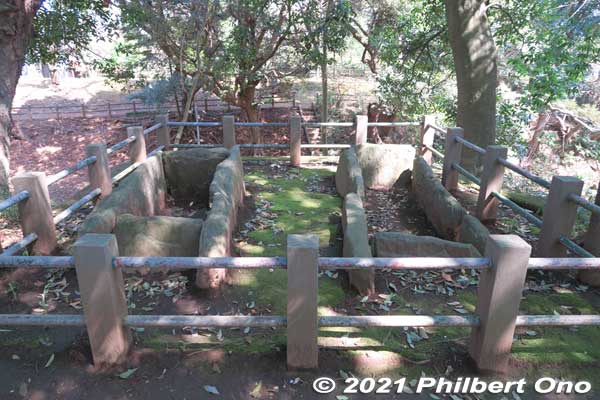 The Akedo Kofun burial mound stone coffins date from the 6th century. They were discovered in 1479. The dirt mound over the coffins fell away to expose the coffins which contained samurai armor, swords, etc. 明戸古墳石棺
Keywords: chiba ichikawa park hiking trail mizu midori kairo