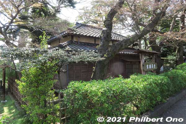 Satomi Park also has Shien-soja (紫烟草舎), the former home of famous tanka poet named Kitahara Hakushū (1885–1942) (北原白秋). He lived in this house for only a year in 1916. 
Keywords: chiba ichikawa park hiking trail mizu midori kairo