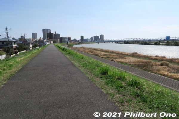 Straight ahead is the bridge for the Keisei Line. 江戸川沿い
Keywords: chiba ichikawa edogawa river
