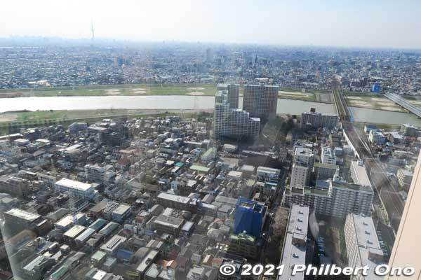 Looking west toward Edogawa River. The JR Sobu Line can be seen.
Keywords: chiba ichikawa station Towers West