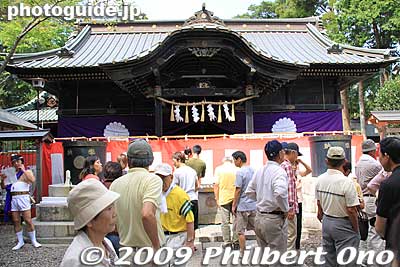Tamasaki Shrine is crowded with people as a ceremony still goes on. The Kazusa Junisha Matsuri started in 807. It is designated as Chiba Prefecture's Intangible Cultural Property.
Keywords: chiba ichinomiya tamasaki jinja shrine kazusa junisha matsuri festival hadaka 