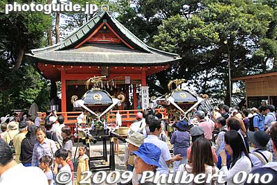 Two portable shrines in front of the Kaguraden stage. Kazusa is the name of the former province in central Chiba Prefecture. Junisha means twelve shrines.
Keywords: chiba ichinomiya tamasaki jinja shrine kazusa junisha matsuri festival hadaka 