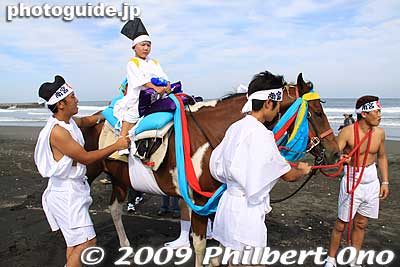One child horse rider arrives.
Keywords: chiba ichinomiya tamasaki jinja shrine kazusa junisha matsuri festival hadaka 