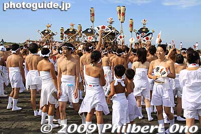 They give a few cheers before they started running on the beach.
Keywords: chiba ichinomiya tamasaki jinja shrine kazusa junisha matsuri festival hadaka 