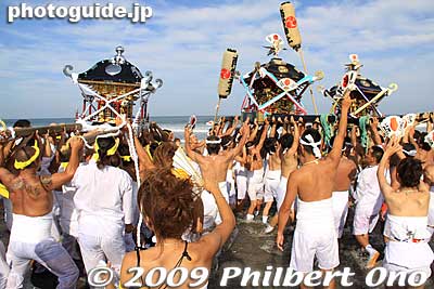Great spectacle, especially with women included. Great idea to allow women in the festival.
Keywords: chiba ichinomiya tamasaki jinja shrine kazusa junisha matsuri festival hadaka mikoshi portable beach ocean