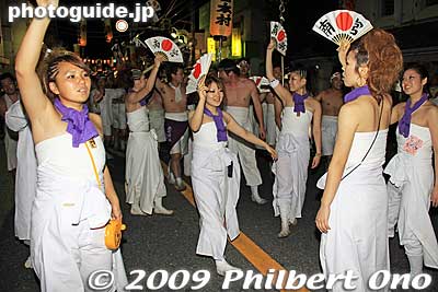 Women waved fans.
Keywords: chiba ichinomiya tamasaki jinja shrine kazusa junisha matsuri festival hadaka mikoshi