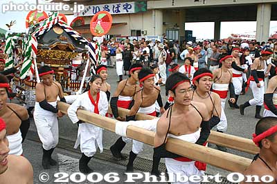They run around while carrying a portable shrine.
Keywords: japan chiba isumi ohara hadaka matsuri festival