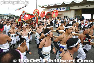 One thing unusual about this festival is that they carry the mikoshi with their hands and arms only, and not on their shoulders.
Keywords: japan chiba isumi ohara hadaka matsuri9 festival
