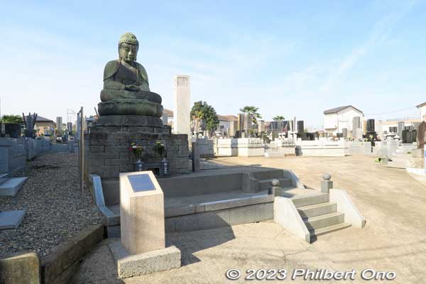 Kamagaya Daibutsu is Japan's smallest Great Buddha bronze statue. Height is 1.8 meter. It has amazingly survived since Nov. 1776 when it was commissioned by local merchant Okuniya Fukuda Bun'emon (大国屋福田文右衛門) to memorialize his 
Keywords: Chiba Kamagaya Daibutsu Buddha