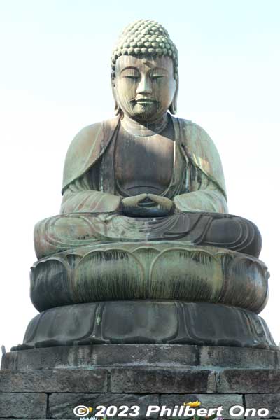 Kamagaya Daibutsu is Shakyamuni Buddha (Shaka Nyorai). The statue is still owned and maintained by the Fukuda family. It's a longtime symbol of Kamagaya, Chiba Prefecture. Free to visit.
Keywords: Chiba Kamagaya Daibutsu Buddha