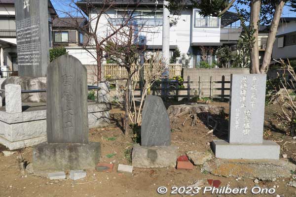 Monuments at Kamagaya Hachiman Shrine.
Keywords: Chiba Kamagaya Hachiman Shrine