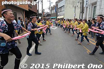 Sawara Autumn Festival in Katori, Chiba. Float pullers/dancers shout "wasshoi" at Chinzei Hachiro Tametomo float from Kaminakajuku 上中宿.
Keywords: chiba katori sawara taisai autumn fall festival matsuri10