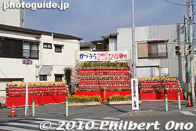 A few minutes walk from Katsuura Station, this Tona street intersection will be the first giant display of hina dolls you will see. 墨名（とな）交差点
Keywords: chiba katsuura hina matsuri doll festival
