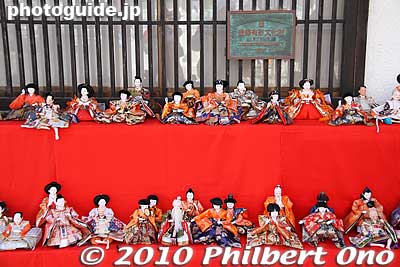 Hina dolls outside the ryokan.
Keywords: chiba katsuura hina matsuri doll festival