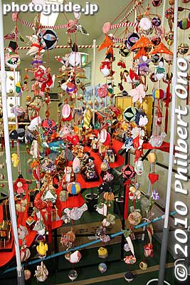 These hanging decorations called tsurushi kazari (つるし飾り) often flank the hina dolls. Hanging on the strings are various decorations such as goldfish. Each decoration is significant for something, usually related to prosperity, good health and fo
Keywords: chiba katsuura hina matsuri doll festival