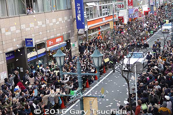 Look at that crowd!
Keywords: chiba matsudo ozeki kotoshogiku sumo rikishi wrestler