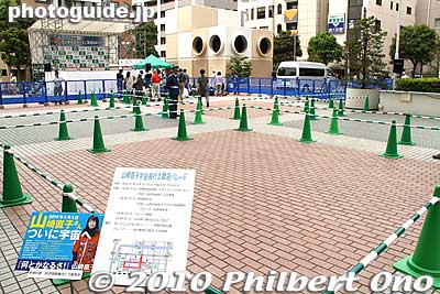 The small plaza in front of Isetan served as the venue for Naoko Yamazaki's welcome home ceremony. They had a small, elevated stage. The place was divided into squares for people to stand in.
Keywords: chiba matsudo Naoko Yamazaki astronaut 