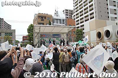 When Naoko Yamazaki arrived by car, people started to wave the paper flags as she made her way to the stage. People behind the people in front couldn't see much because of the flags.
Keywords: chiba matsudo Naoko Yamazaki astronaut 