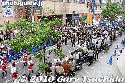 The parade route went around a few blocks and returned to Isetan. The first stretch of the route was here where they threw confetti. Thanks to my friend Gary for these confetti shots.
Keywords: chiba matsudo Naoko Yamazaki astronaut 