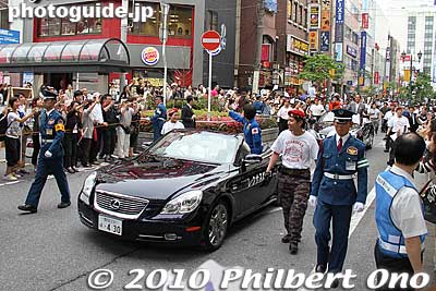 And so I had to see and welcome her home too. Japan-America relations at its finest, on the highest level, literally. This is near Matsudo Station. Her car was escorted by the Guardian Angels and security guards.
Keywords: chiba matsudo Naoko Yamazaki astronaut 