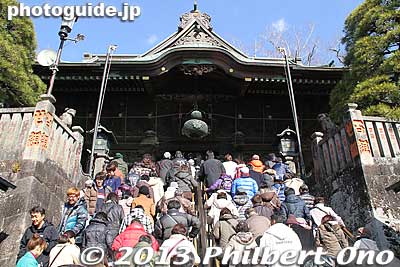 The steps lead to Niomon Gate.
Keywords: chiba narita-san shinshoji temple shingon buddhist setsubun mamemaki bean throwing