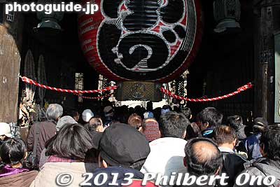 Passing through Niomon Gate.
Keywords: chiba narita-san shinshoji temple shingon buddhist setsubun mamemaki bean throwing