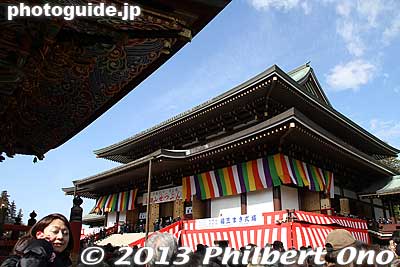 Shinshoji's main hall is decorated with Buddhist colors and red and white.
Keywords: chiba narita-san shinshoji temple shingon buddhist setsubun mamemaki bean throwing