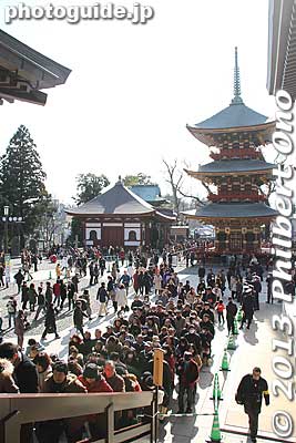 People streaming into Narita-san Shinshoji temple's main hall.
Keywords: chiba narita-san shinshoji temple shingon buddhist setsubun mamemaki bean throwing japantemple