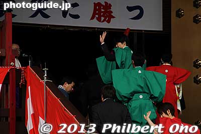 Celebrity bean throwers wave as they enter the temple for the Setsubun ceremony.
Keywords: chiba narita-san shinshoji temple shingon buddhist setsubun mamemaki bean throwing