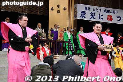 Baruto and Yokozuna Hakuho.
Keywords: chiba narita-san shinshoji temple shingon buddhist setsubun mamemaki bean throwing sumo wrestlers japansumo
