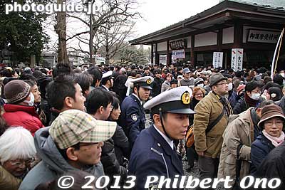 They had men from a security company to control the crowds. Except for one or two people who felt ill, there was no major incident.
Keywords: chiba narita-san shinshoji temple shingon buddhist setsubun mamemaki bean throwing