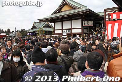 The police and security people were most fearful of people falling like dominos. They kept shouting to not push forward. And to not pick up beans on the ground. I agree that it's dangerous to pick up beans on the ground.
Keywords: chiba narita-san shinshoji temple shingon buddhist setsubun mamemaki bean throwing