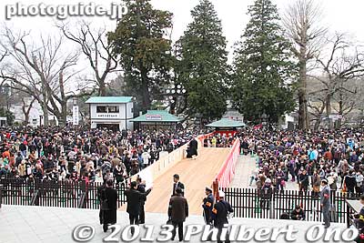Crowd dispersing.
Keywords: chiba narita-san shinshoji temple shingon buddhist setsubun mamemaki bean throwing