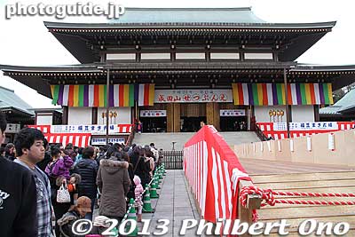 There is a small space between the platform and crowd.
Keywords: chiba narita-san shinshoji temple shingon buddhist setsubun mamemaki bean throwing