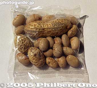 Bag of beans. I caught this from Dejima. They throw little bags of beans instead of individual beans. Bean bags are much easier to catch and to clean up afterward.
Keywords: chiba narita-san shinshoji temple shingon buddhist setsubun mamemaki bean throwing beans foodcold japansweet