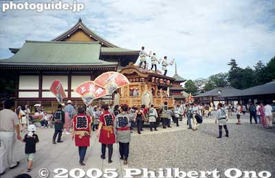 Side entrance to Narita-san temple.
Keywords: chiba, narita, gion, matsuri, festival, narita-san, float