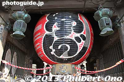 Going through Niomon Gate which has a large paper lantern.
Keywords: chiba narita narita-san temple Shingon Buddhist