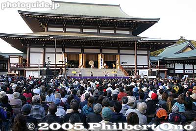 Main stage at Narita-san temple.
On Saturday evening, the festival climaxes with a free show on the main stage. The best taiko troupes from Japan and overseas performed for 2 hours.
Keywords: chiba, narita, taiko, matsuri, festival, drum, narita-san