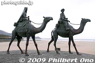 A prince and princess on camels. This monument was built in 1969. 月の沙漠
Keywords: chiba onjuku-machi beach ocean sand japansculpture