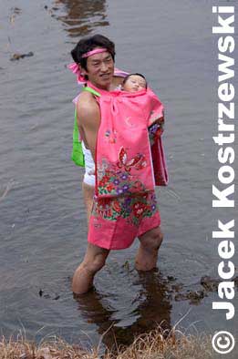 Some babies wear beautiful kimono for the occasion.
Keywords: chiba, yotsukaido, Warabi Hadaka Matsuri, festival, mud, children