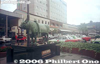 Fighting bull statue in front of Uwajima Station.
Keywords: ehime prefecture uwajima japansculpture