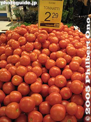 Tomatoes
In supermarket. The leaves at the top of the tomato are removed. They look bald. Something we don't see in Japan.
Keywords: Finland food