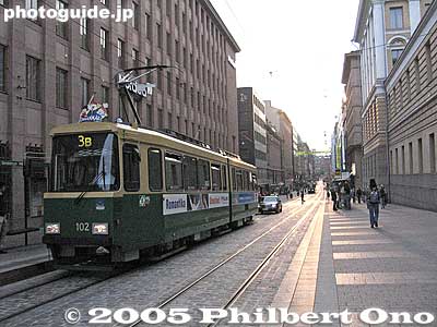 Tram in downtown Helsinki
Trams and buses are the city's main means of public transportation.

日本では市電が少なくなっていますが、ヨロッパではまだ健在。
Keywords: Finland Helsinki