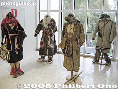 Native clothing of Nenets tribe　ネネッツ族の衣類
The Nenets tribe live in the polar region of northwestern Siberia in Russia. They are Arctic reindeer pastoralists with huge herds of reindeer. Their faces look Asian or Mongoloid.

This exhibit of Nenets clothing (made of reindeer skin/fur) was presented by Markku and Johannes Lehmuskallio and Anastasia Lapsui who studied and filmed the Nenets and other tribes.

They brought a whole load of other exhibits (see next image) to Kuusamo Hall.

ホールのロビーに写真以外にもいろいろの展示物があった。これは、シベリアにいるネネッツ族の衣類。ほとんどトナカイの毛皮で作られている。
Keywords: Finland Kuusamo nature photo