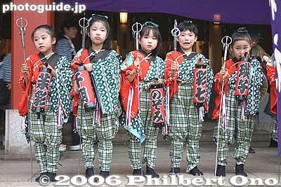 Tekomai Children, Hie Shrine, Tokyo
Hie Shrine in Tokyo holds the annual Sanno Festival in June. It consists of a parade and ceremony at the shrine. These children are dressed as tekomai geisha who originally provided side entertainment at festivals.
Keywords: japanchild