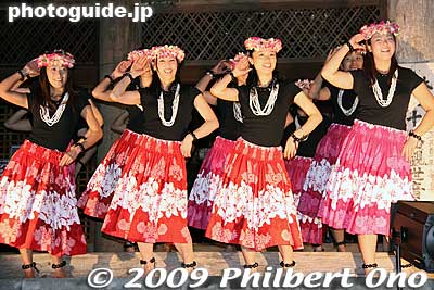 Obama Girls dance the hula. The first number was a Japanese rendition of "Sophisticated Hula" called "Tsuki no Yoru wa" (The Moon at Night).
Keywords: fukui obama barack hula girls dancers 