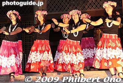 The second number was "Kaimana Hila" sung in Hawaiian. Kaimana Hila means Diamond Head (the famous mountain/crater in Honolulu). It's a standard hula number.
Keywords: fukui obama barack hula girls dancers 