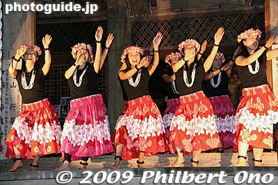 It must have been cold for these dancers dressed for a tropical setting. The temperature was slightly above freezing.
Keywords: fukui obama barack hula girls dancers 